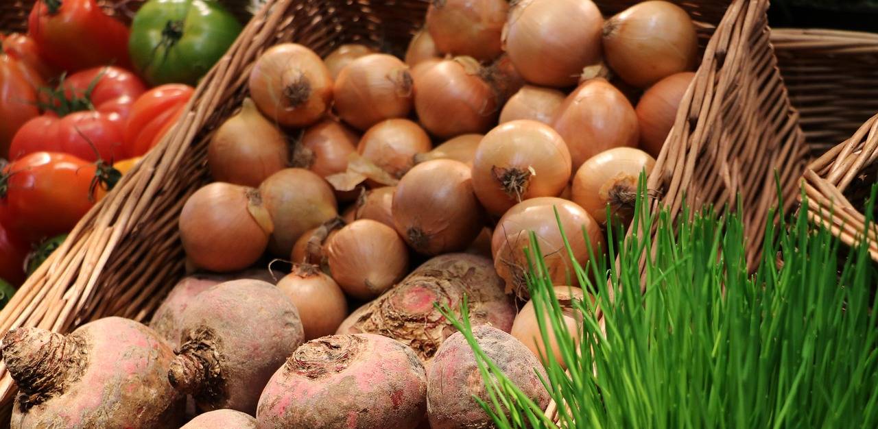 Warzywa leżące w koszach na straganie